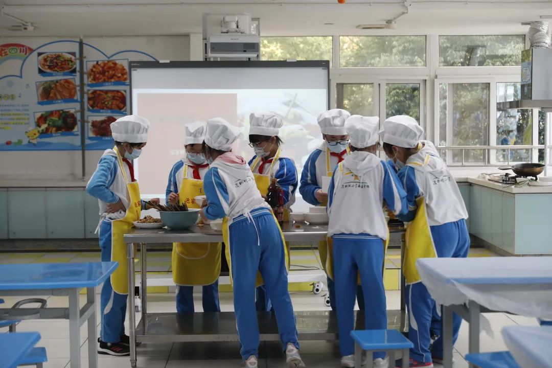 成都市泡桐树小学西区：开设“泡家厨房” 让学生懂劳动会生活